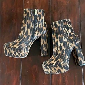NWOT Vince Camuto fur ankle boots leopard print